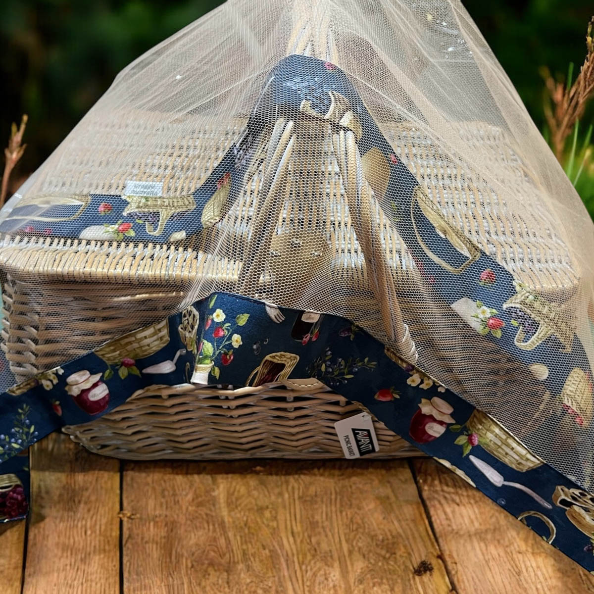 Picnic/Outdoor Table Linen Set - 1 Table Cloth, 4 Napkins, 1 No Flies Food Cover